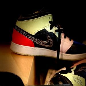 Air Jordan 1 Mid SE GLOW IN THE DARK size 6Y or 7.5W NIKE